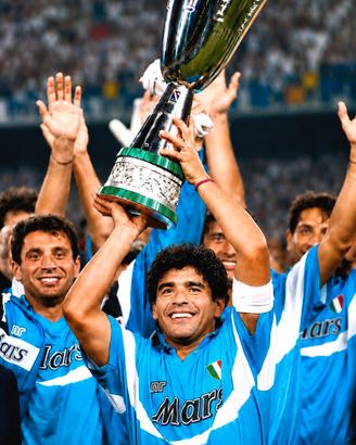 Fotografia Maradona  alza la super Coppa italiana