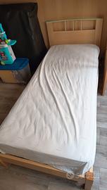 letto singolo in legno 
