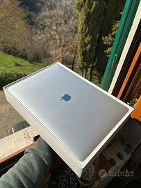 MacBook Pro 15” 2018 – i7 6-core – 16GB – 512GB