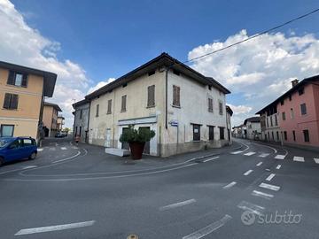 Casa indipendente di 350 m² con 4 locali e box aut