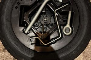 Ruota di scorta con kit per il cambio