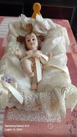 Bambino in ceramica vintage con occhi di vetro. 