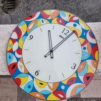 Orologio in vetro colorato