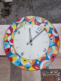 Orologio in vetro colorato