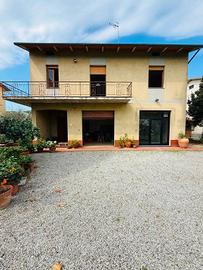Villa di 250 m² con più di 5 locali e box auto a M