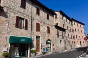 2 LOCALI A ASSISI