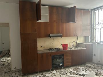 Cucina completa con elettrodomestici e arredo