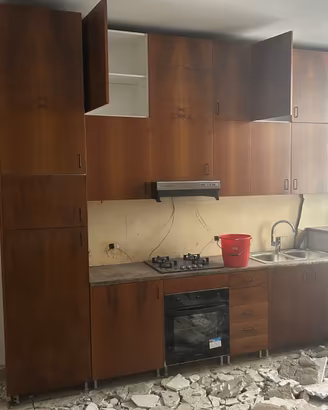 Cucina completa con elettrodomestici e arredo