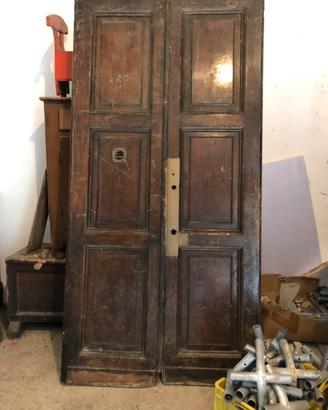 Antico portone in noce