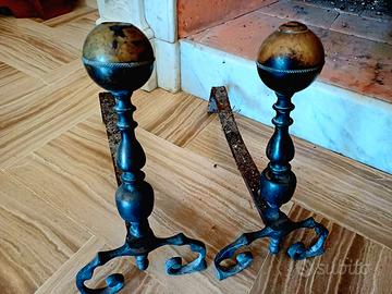 Camino Alari per sostenere ceppi e legna fuoco