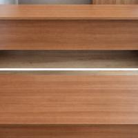 Scrivania in legno colore ciliegio