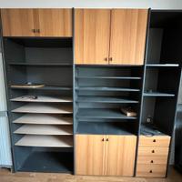 mobile libreria in legno con ante