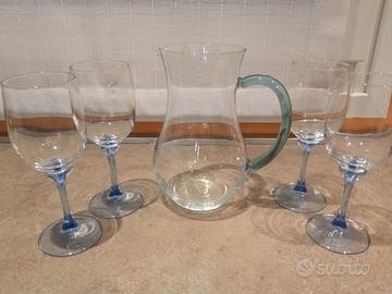 Caraffa vetro e calici vino 
