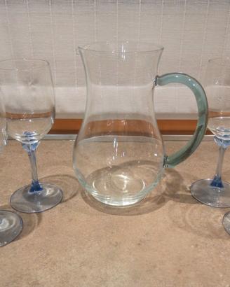 Caraffa vetro e calici vino 