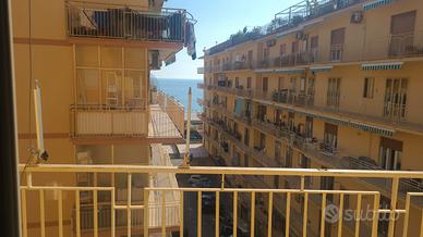 Ampio Monolocale arredato vista mare