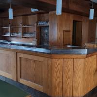 ARREDAMENTO BAR IN LEGNO MASSICCIO