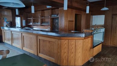 ARREDAMENTO BAR IN LEGNO MASSICCIO