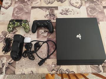 ps4 pro con 2 joystick  e 4 giochi