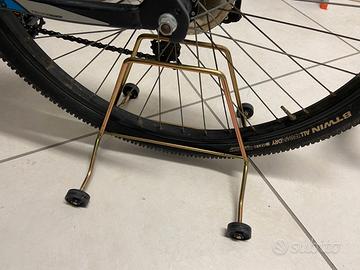 PORTA BICICLETTE COLOR ORO CON ROTELLE