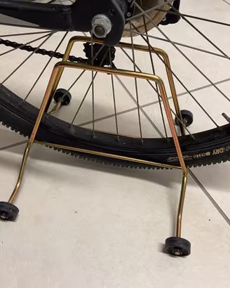 PORTA BICICLETTE COLOR ORO CON ROTELLE