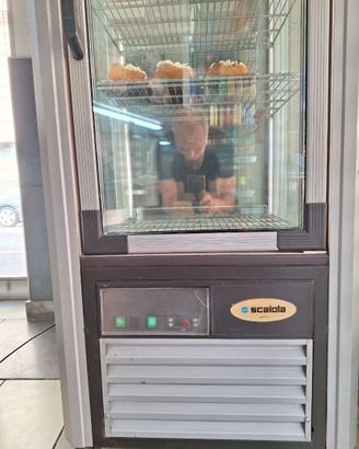 Vetrina  refrigerata  pasticceria