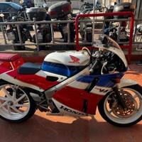 Honda VFR 400 R NC30