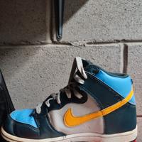 Scarpa Nike azzurro bianco baffo giallo 33,5