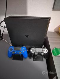 PlayStation 4 + 2 Controller + Base di Ricarica/Ra