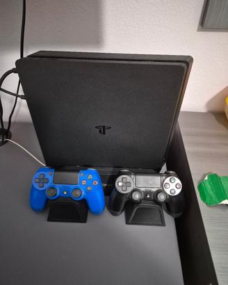 PlayStation 4 + 2 Controller + Base di Ricarica/Ra