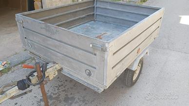 Carrello appendice con documenti.