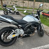 suzuki gsr600 con bauletto