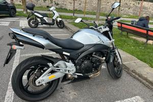 suzuki gsr600 con bauletto