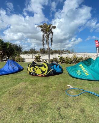 Vela kitesurf North Reach 8 e 10 + barra (2023)