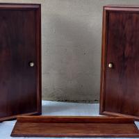 Coppia di pensili in legno con mensola per bagno