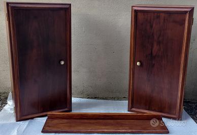 Coppia di pensili in legno con mensola per bagno