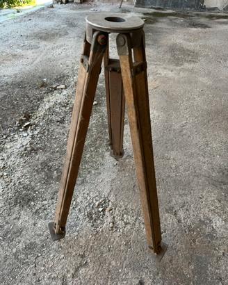 Treppiede d'epoca legno per lampada industrial