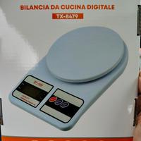 Bilancia da cucina nuova con batterie 