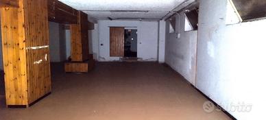 Ampio seminterrato con servizi