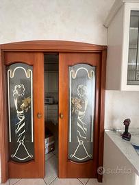 Porte artigianali in legno e vetri decorati a mano