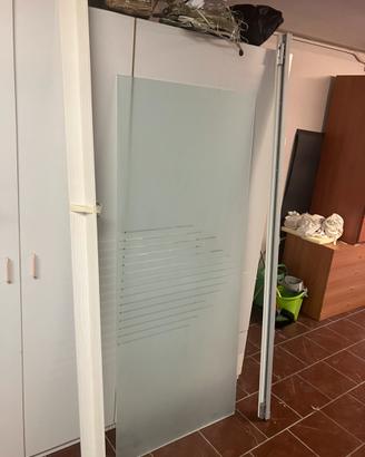 Porta scorrevole bianca con vetro centrale.