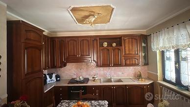 Cucina angolare divani e soggiorno