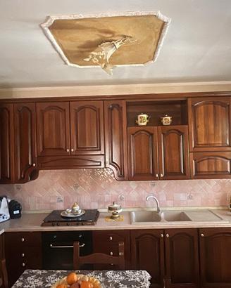 Cucina angolare divani e soggiorno