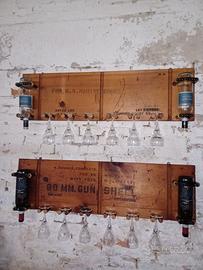 Porta bottiglie e bicchieri fatti con casse guerra