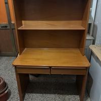 Scrivania in legno con libreria da appoggio