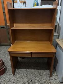 Scrivania in legno con libreria da appoggio