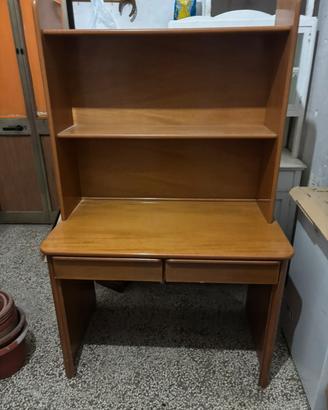 Scrivania in legno con libreria da appoggio