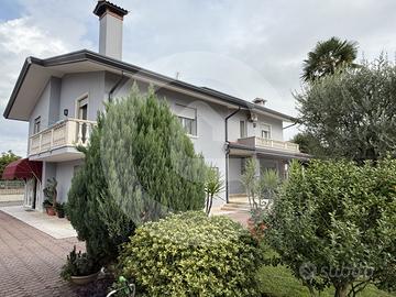 Due Appartamenti Indipendenti in Villa Singola con