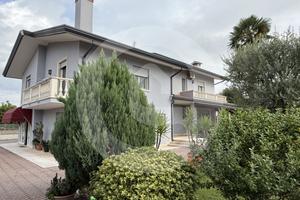 Due Appartamenti Indipendenti in Villa Singola con