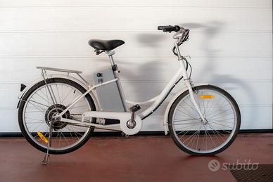 Bicicletta elettrica con acceleratore