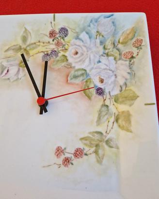 Piatto di porcellana dipinto a mano con orologio..